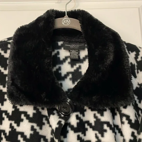 Jennifer Lauren Fuzzy Houndstooth Cape w/button closure & wide sleeves One Size - Picture 4 of 7